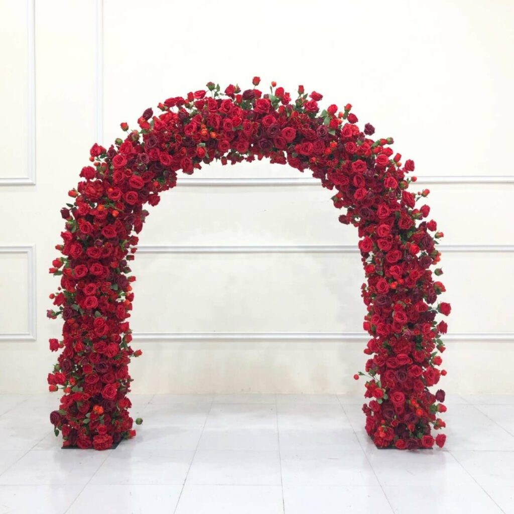 arche-de-mariage-fleurie-rouge-passion-monsieur-flower